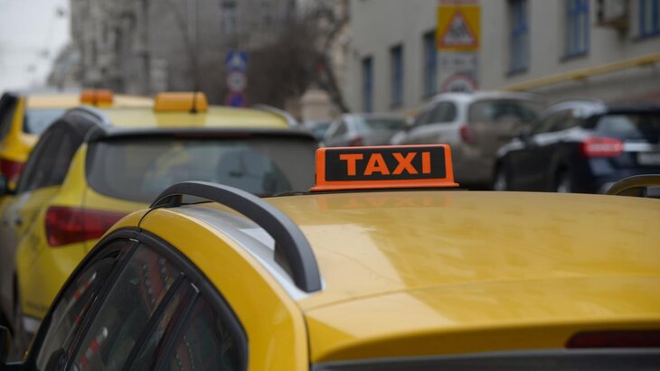 Минпромторг РФ подготовит перечень автомобилей для работы в такси до конца 2025 года