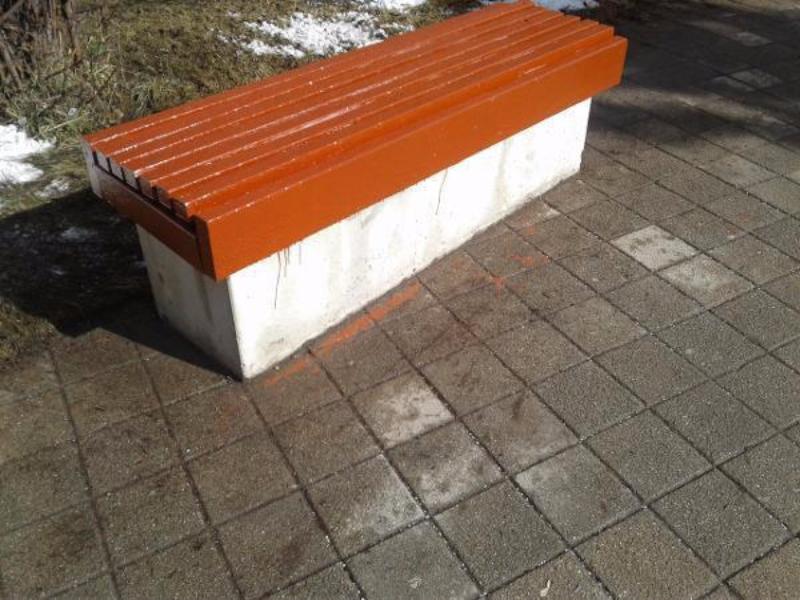 По трем адресам в Хорошево-Мневниках в порядок приведены скамейки