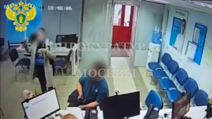 Полиция задержала женщину за попытку ограбить офис микрофинансовой организации в Москве