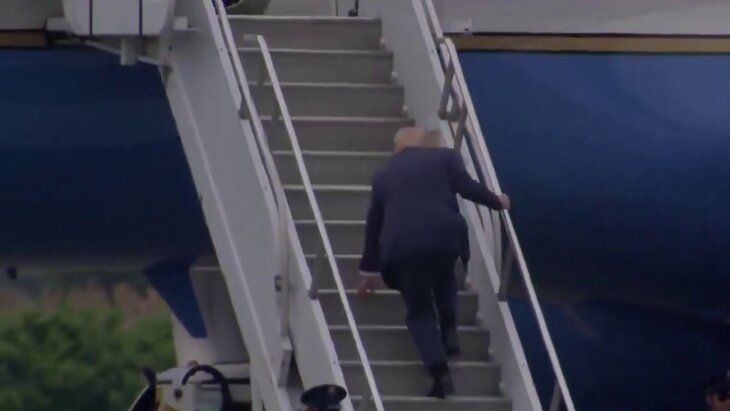 Трамп споткнулся, поднимаясь по трапу самолета