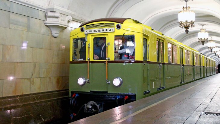 В московском метро в честь его 90-летия стартовал парад поездов