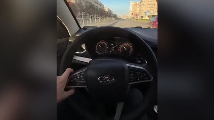 В "АвтоВАЗе" прокомментировали случай с заклинившим рулем Lada Vesta