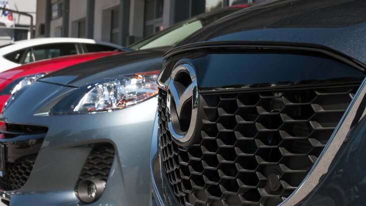 Mazda возобновила поставки автомобилей в Россию