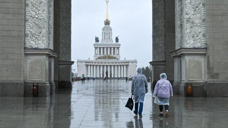Ученый призвал заменить зонты дождевиками во время грозы