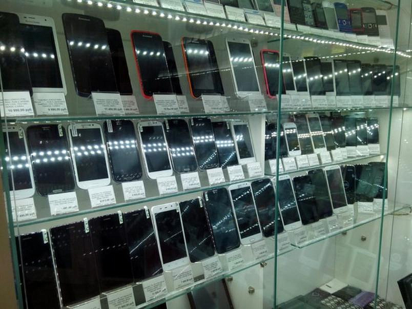 Больше 190 смартфонов похитили из салона связи в Щукине