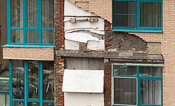 Обрушение облицовки фасада дома произошло в Щукино