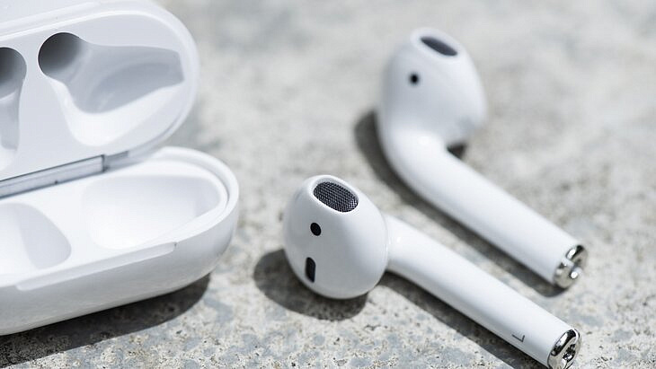 Apple      AirPods