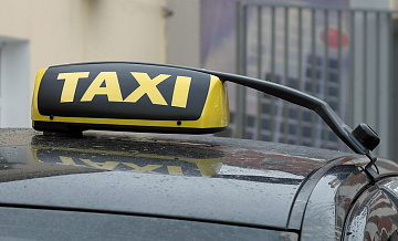 Таксист присвоил телефон клиента и деньги в СЗАО