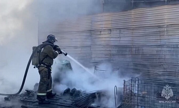 Пожар произошел на складе стройматериалов в Приморье