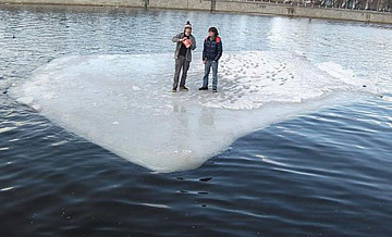 Двоих обнаружили на льдине в Строгинской пойме
