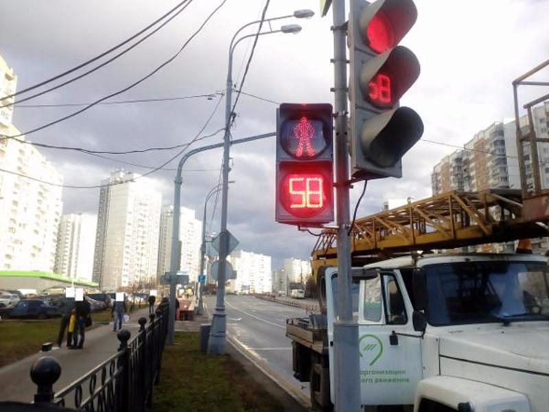 На Путилковском шоссе починили светофор