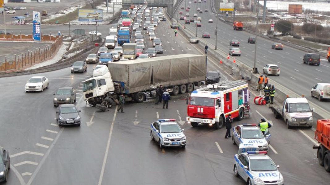 В районе Волоколамского шоссе случилось ДТП с участием грузовика