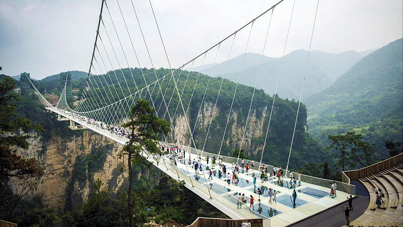 Мост из стекла и страха: обзор самого длинного стеклянного подвесного моста в мире