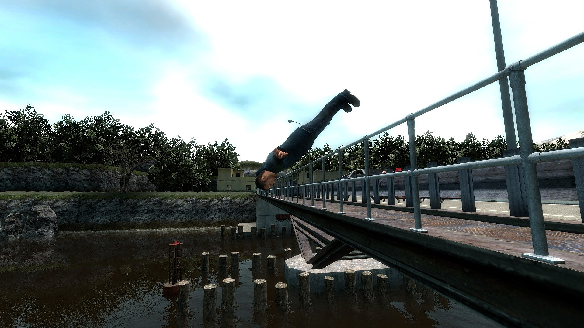 Мужчина на спор прыгнул с моста в Химкинское водохранилище