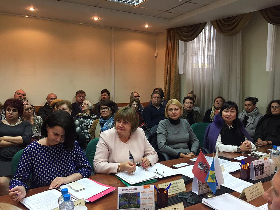 И.Ильичева поздравляет коллег-директоров с избранием в муниципальные депутаты