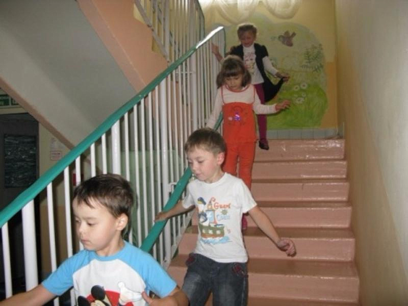 Детский садик мы сегодня покидаем потому что. Лестницы в детских садах. Эвакуация детей из детсада. Ребенок спускается по лестнице. Спуск по лестнице детей в садике.