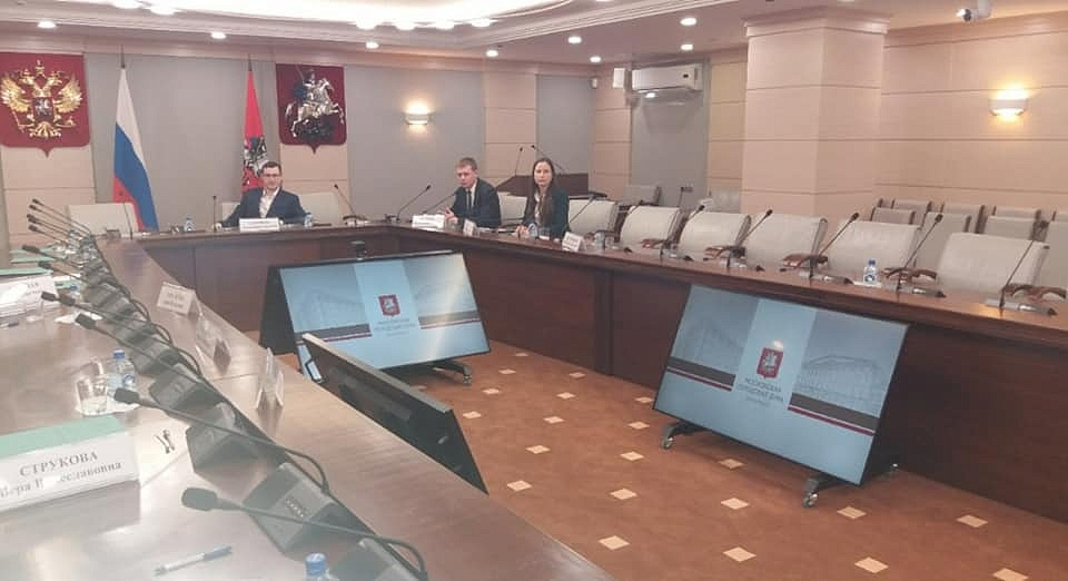Семь из восьми депутатов-единороссов Мосгордумы не явились на заседание комиссии по экологической политике