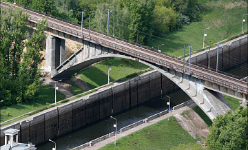 Пешеходный мост через Канал имени Москвы ремонтируют в СЗАО