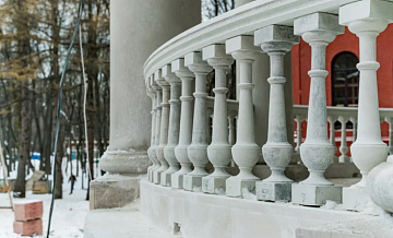 Цоколь и крыльцо главного дома отреставрировали в усадьбе «Покровское-Стрешнево»
